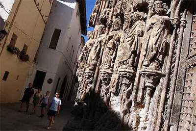 La localidad valenciana de Requena (en la foto, vista parcial del pórtico de  Santa María) celebra estos días y hasta el 3 de septiembre su fiesta anual de la vendimia.