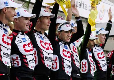 Carlos Sastre, cuarto por la izquierda, celebra con sus compañeros de equipo el triunfo en la contrarreloj de ayer.