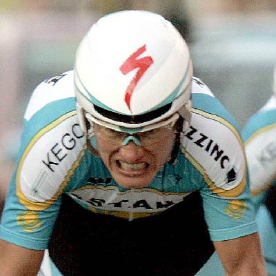 Vinokúrov, ayer durante la contrarreloj por equipos.