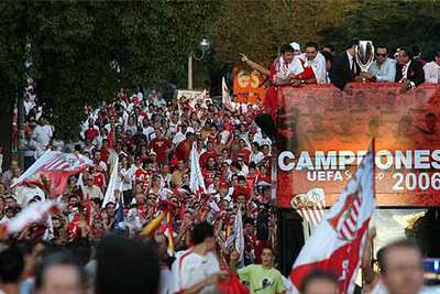 Los jugadores del Sevilla, con la copa en el autocar que les llevó al Sánchez Pizjuán.