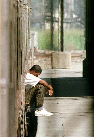 Un viajero sentado en los escalones de un tren en la Estación Central de Río de Janeiro.