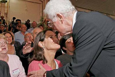 El ex primer ministro Lionel Jospin saluda a la aspirante socialista Ségolène Royal en La Rochelle.