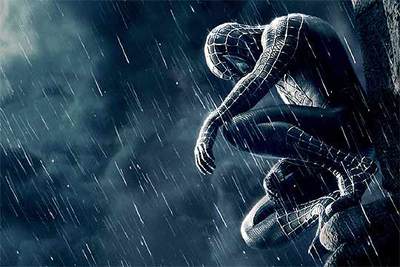 En  Spider-Man 3 , el trepamuros se viste de negro y se enfrenta a su reverso.