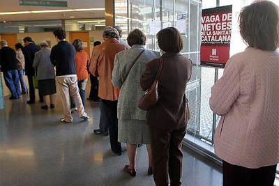 Pacientes esperando en un centro sanitario de Barcelona durante la huelga de médicos.