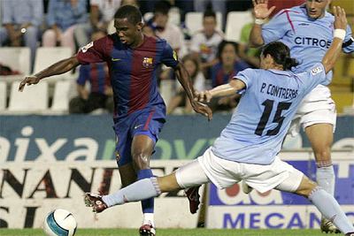 Eto'o busca el remate ante la defensa del Celta.