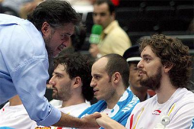 Pepu Hernández felicita a Pau Gasol durante el partido contra Serbia. Junto a ellos, Jiménez y Garbajosa.