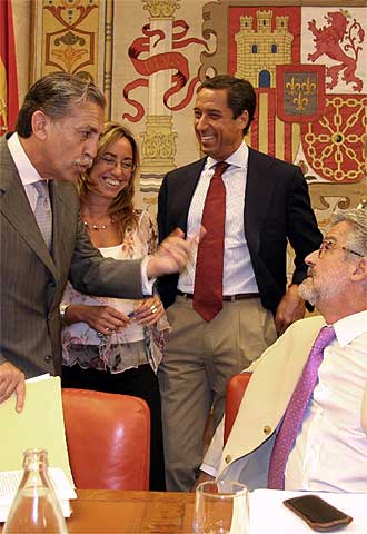 Miembros de la Comisión Permanente, antes de la reunión de ayer.