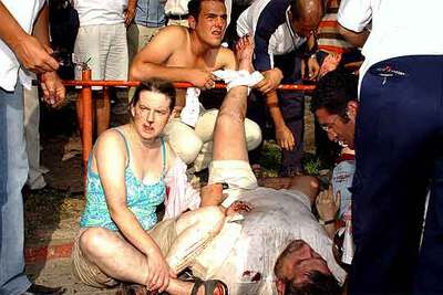 Varios heridos en la explosión de Antalya son atendidos por los equipos de socorro.