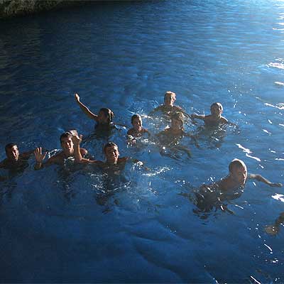 Chapuzón en aguas de color zafiro