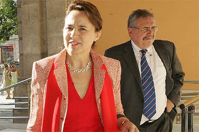 Gutiérrez entra ayer en el Ayuntamiento de Sevilla con el director de Ferrocarriles Andaluces, Teófilo Serrano.