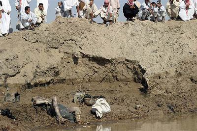 Dos cadáveres yacen en el cráter provocado por el el accidente de ayer en un oleoducto próximo a Diwaniya.