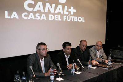 De izquierda a derecha, Michael Robinson, Carlos Martínez, Nacho Aranda y Julio Maldonado, del equipo de deportes de Canal +.