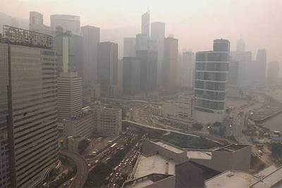 Una imagen de la isla de Hong Kong, con el cielo blanco por la contaminación.