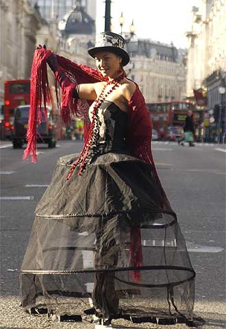 Las calles de Londres tendrán aire español los próximos días.