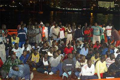 Un grupo de inmigrantes que llegó ayer a la isla de Tenerife en un cayuco.