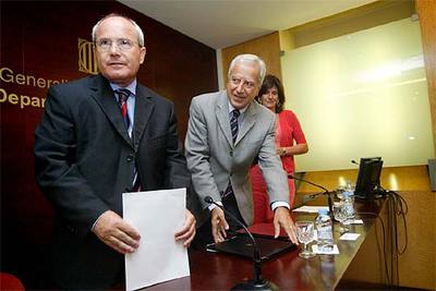 José Montilla (izquierda) y el  conseller  de Justicia catalán, Josep Mª Vallés, en un acto ayer en Barcelona.