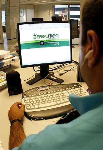 Un internauta consulta la  web  de SpiralFrog.