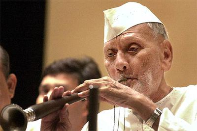 Bismalah Jan toca el  shehnai  en el Parlamento indio, en agosto de 2003.