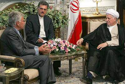 El ex presidente español Felipe González (izquierda) conversa con el secretario del Consejo para la Determinación de Irán, Hashami Rafsanyani (derecha).