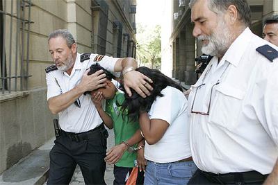 La cuidadora del niño muerto en su domicilio, a la salida del juzgado con un joven relacionado con el caso.