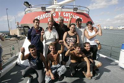 La tripulación del  Francisco y Catalina,  ayer en el puerto de Santa Pola, Alicante.