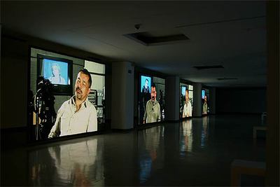 Imagen de la instalación 'El retorno de lo real', de Phil Collins, en la Sala Rekalde.