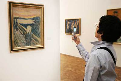 Una turista toma una foto de una de las versiones de  El grito  ayer en Oslo.
