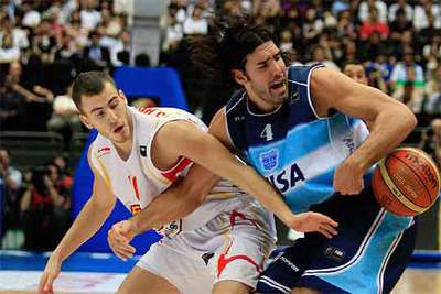 Sergio Rodríguez (a la izquierda) impide que Scola controle el balón.