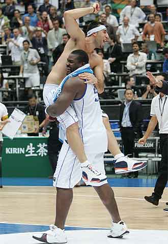 Schortsianitis alza a Dikudis, que canta la victoria griega.