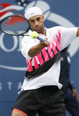 Blake, vestido igual que Agassi en la década de los noventa.