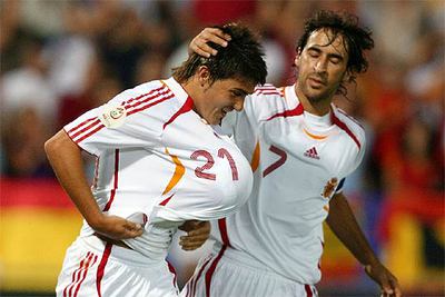 Villa, a la izquierda, celebra su primer gol de la noche con Raúl.