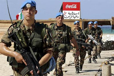Los primeros  cascos azules  italianos del contingente de la ONU desembarcan en las playas de Tiro, en el sur de Líbano.