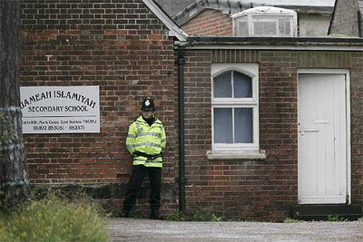 Un policía vigila una escuela musulmana registrada por presuntas actividades de adoctrinamiento terrorista.