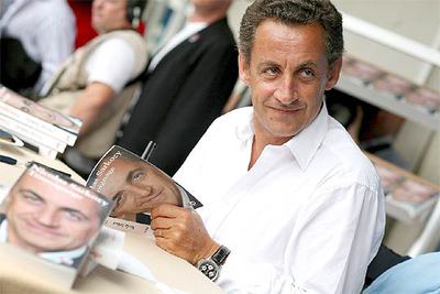 Nicolas Sarkozy dedica su libro  Testimonio  durante la reunión de verano de la UMP en Marsella.