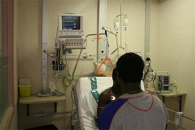 El joven agredido, que quiere preservar su imagen, acompañado de un amigo, ayer en el hospital.