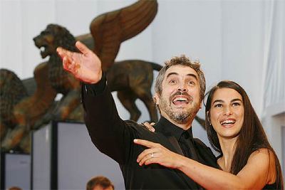 Alfonso Cuarón y su mujer, Annalisa Bugliani, saludan antes de entrar a la proyección de  Los hijos de los hombres. 