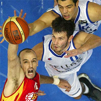 Carlos Jiménez se hace con un rebote en pugna con Fotsis y Tsartsaris.