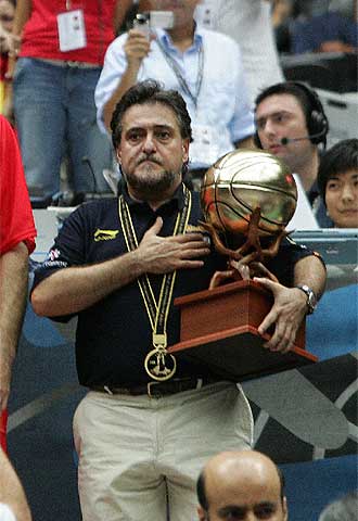 Pepu Hernández, emocionado con la copa mientras suena el himno español.