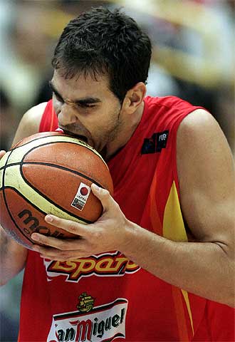 Calderón muerde la pelota durante la final.