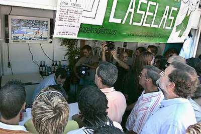 Mariano Rajoy, presidente del PP, sigue el partido desde la Fiesta de los Callos, en Pontevedra.