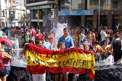 Un grupo de niños festeja la victoria en Villanueva de la Serena (Badajoz), localidad natal de José Manuel Calderón.