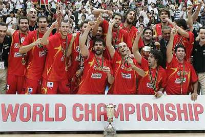 De izquierda a derecha, Cabezas, Calderón, Sergio Rodríguez, Rudy Fernández (tapado por un brazo de Garbajosa, delante), Reyes, Gasol, Pepu Hernández, José Luis Sáez, presidente de la federación, Marc Gasol y Navarro (también aparece cubierto). Debajo, Garbajosa, Jiménez, Berni Rodríguez y Mumbrú.