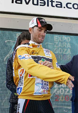 Valverde se enfunda el  maillot  amarillo de líder de la Vuelta.