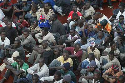 La embarcación  Punta Salinas  traslada al puerto de Los Cristianos (Tenerife) a casi un centenar de inmigrantes rescatados de un cayuco.