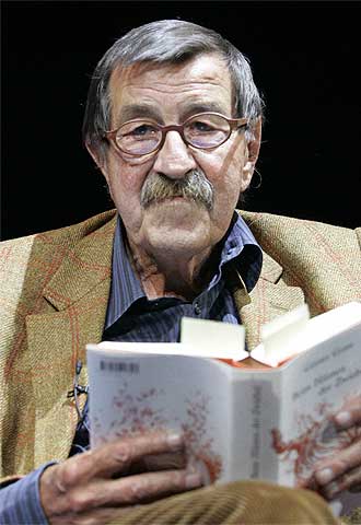 Günter Grass, durante la presentación de  Pelando la cebolla.  