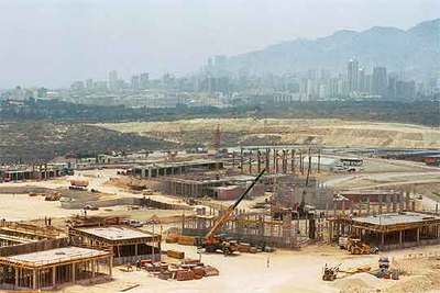 Obras de construcción del parque Terra Mítica en Benidorm.