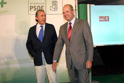 Diego López Garrido (a la izquierda) y Manuel Chaves, en la presentación del proyecto de Estatuto en mayo.