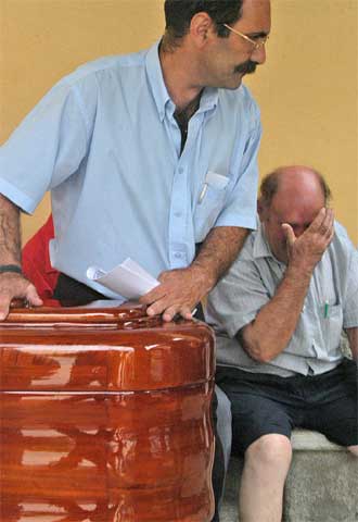 Traslado del féretro de Francisca Fernández del anatómico forense de Granada.