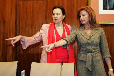 Concepción Gutiérrez, a la izquierda, ayer en el Parlamento junto a la diputada Elia Maldonado.