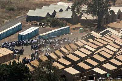 CENTENARES DE INMIGRANTES HACEN COLA PARA COMER